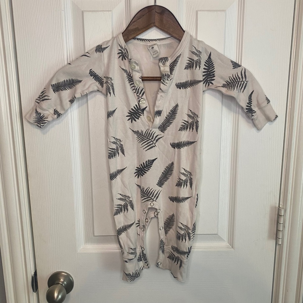 Kate Quinn Organic Cotton Fern Leaf Henley Romper 12-18M Neutral Cream Gray